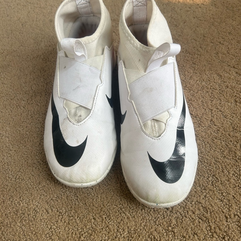 Nike White and Black Sneakers Classic Athletic Design